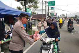 Bidhumas Polda Maluku bagi 250 takjil gratis untuk   masyarakat