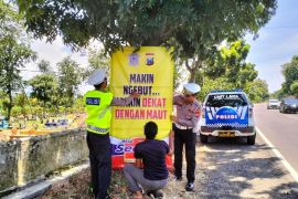 Polres Situbondo memasang imbauan mudik aman di jalur Pantura