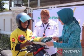 Baznas-PKK Maluku bagikan 600 paket zakat fitrah untuk  ojek daring