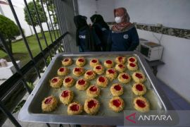Kue kering produksi warga binaan