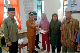 Pemkab Bangka-Baznas menyalurkan ratusan paket bansos