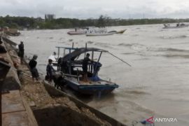 Puluhan rumah warga di Kota Kupang terendam banjir rob