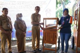 Pemkab Magetan beri bantuan 42 gerobak untuk PKL