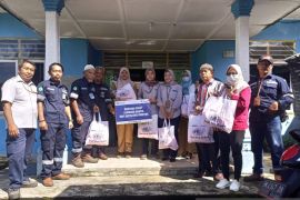 Ramadhan - PT Timah serahkan paket sembako untuk lansia di Bangka Barat