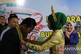 Pj Gubernur Suganda disambut kalungan kain tenun khas Kendari