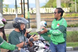 Puluhan Mitra Grab di Padang Meriahkan Ramadan dengan Bagi-Bagi Takjil Gratis