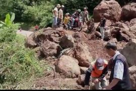 Jalur provinsi di Talegong Garut tertutup material longsor