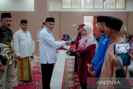 Baznas Kabupaten Solok serahkan santunan untuk fakir miskin