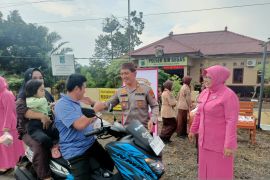 Ramadhan - Polsek Air Gegas bersama Bhayangkari bagi-bagi takjil jelang berbuka puasa