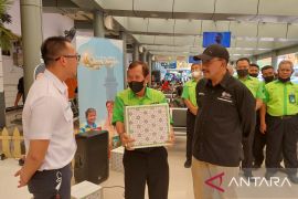 Jelang Hari Raya Idul Fitri, 175 porter di stasiun Pasar Senin mendapat paket sembako