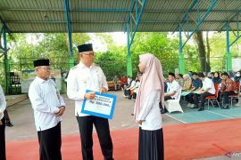 Pemkot Jambi serahkan tambahan jasa kerja pegawai non ASN