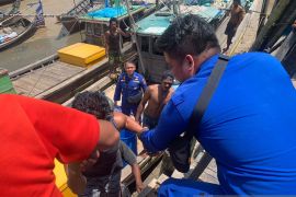 Kapal pengangkut kopra karam di dermaga Kuala Tungkal