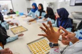 Produksi kue kering oleh siswa disabilitas