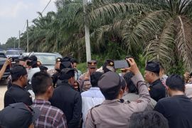 Merasa diintimidasi PT DSI, warga Dayun panen sawit didampingi LLMB dan IPK