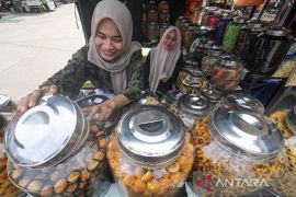 FOTO - Penjualan Kue Kering Lebaran Produksi UMKM