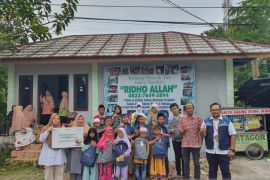 PT Timah serahkan 1.400 paket sembako bantu warga Belitung Timur