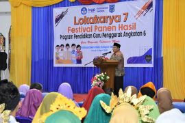 Bupati HSS berharap guru kontrak mampu gerakkan potensi pendidikan sekolah