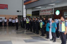 Posko terpadu mulai layani pemudik di Bandara Hasanuddin Makassar