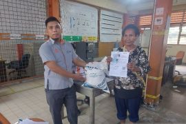 Kantor Pos Jayapura salurkan bantuan pangan kepada 10 ribu PBP