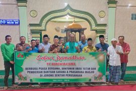 Peduli masyarakat sekitar, PT Agrowiratama Pasbar bantu delapan masjid pada kegiatan safari ramadan