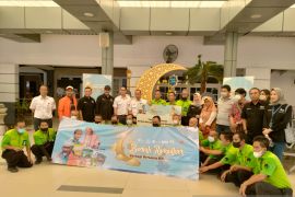 KBI bagikan 175 paket sembako untuk porter di stasiun Pasar Senin