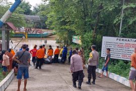 BPBD Tulungagung evakuasi  belasan orang terjebak luapan Sungai Brantas
