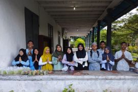 Mahasiswa Unbara bagi takjil di wisata benteng Belgica Banda  Naira