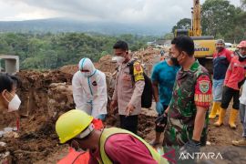 Petugas kembali temukan jenazah korban gempa di lokasi Sate Sinta-Cijedil