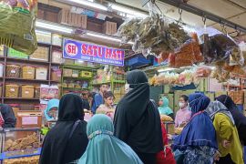 Kue lebaran putri salju dan nastar paling digemari di Pasar Jatinegara