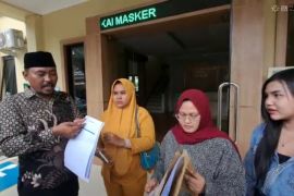 Datangi Polda Jatim, "emak-emak" laporkan penipuan investasi bodong