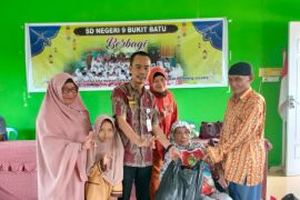 Binaan Korwil Pendidikan, SD 9 Bukit Batu bagi sembako ke masyarakat kurang mampu