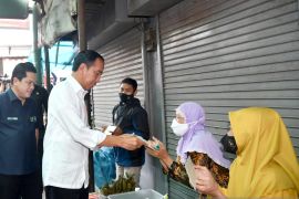 Presiden bagikan bantuan bagi pedagang pasar di Depok