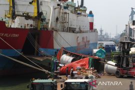 Pelindo percepat proses evakuasi truk terbalik di Dermaga Jamrud Utara