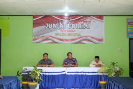 Warga Abeli adukan kendaraan dump truk muat pasir tak tertutup terpal ke Polda Sultra