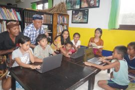 Relawan PLN bagikan peralatan sekolah bantu pendidikan yatim piatu
