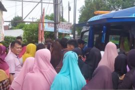 Kaum Ibu "serbu" pasar murah Dinas Perindag Simalungun