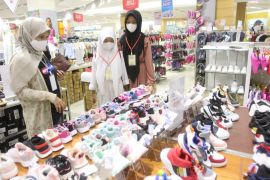 Pertamina Group Surabaya ajak anak yatim-dhuafa belanja baju Lebaran