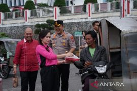 Kapolres dan Pengurus Cabang Bhayangkari Taput berbagi takjil