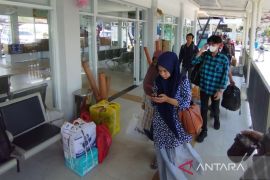 Pemudik dari kota besar mulai berdatangan di Terminal Guntur Garut