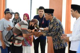 Ratusan petugas kebersihan OKI terima penyaluran zakat dari Baznas