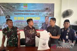 Pemkab Bekasi salurkan bantuan beras di wilayah rawan pangan jaga ketahanan pangan