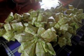 Jelang Lebaran 2023, penjual anyaman ketupat di Ambon banjir pesanan