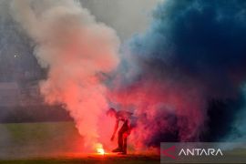 Persib tumbang 1-4 lawan Persikabo, suporter masuki lapangan dan nyalakan flare
