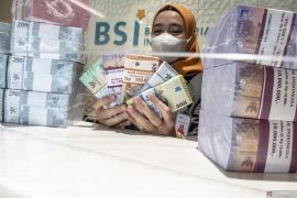 Menemukan nilai ibadah dari sekadar memberi kemudahan penukaran uang pecahan