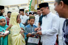 Gubernur Sulsel serahkan bantuan 300 paket Lebaran di Kabupaten Takalar