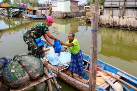 Prajurit Yonif 3 Marinir berikan bingkisan Lebaran kepada warga pesisir