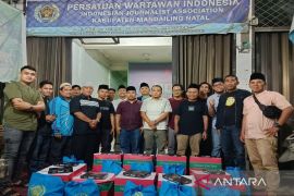 Bagi-bagi takjil dan buka puasa bersama PWI Madina