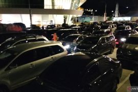 Dermaga Eksekutif Pelabuhan Bakauheni dipadati kendaraan pada malam hari