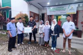 Baznas Makassar menyalurkan zakat untuk ratusan mualaf