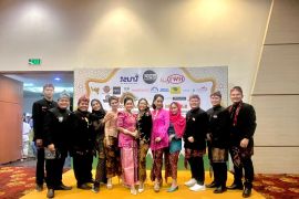 Safari Ramadhan, MC Wani Suroboyo kompak kenakan busana nasional